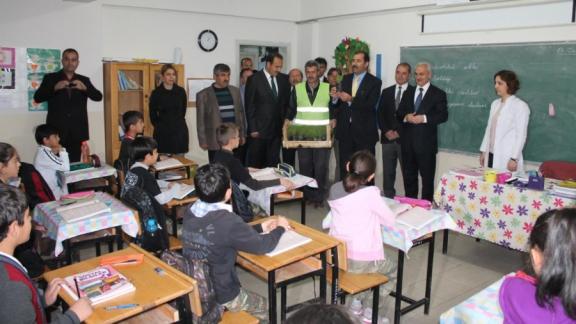 Erzincan Belediyesi İlkokul Öğrencilerine Fesleğen Dağıttı