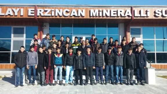 Öğrenciler Türk Kızılayı Mineralli Su İşletme Fabrikasını Gezdi