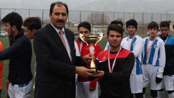 Okul Sporlarında Genç Erkekler Futbol ve Voleybol Final Maçları Yapıldı