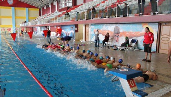 Serbest Etkinlik Dersinde Öğrenciler Yüzme Öğreniyor