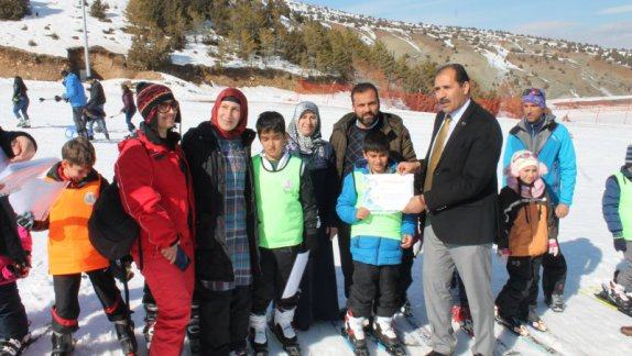 Müdürlüğümüzce Başlatılan Geleceğin Kayakçıları Ergan Dağında  Projesi İle 3´üncü ve 4´üncü Sınıf Öğrencilerine Kayak Eğitimi Verildi