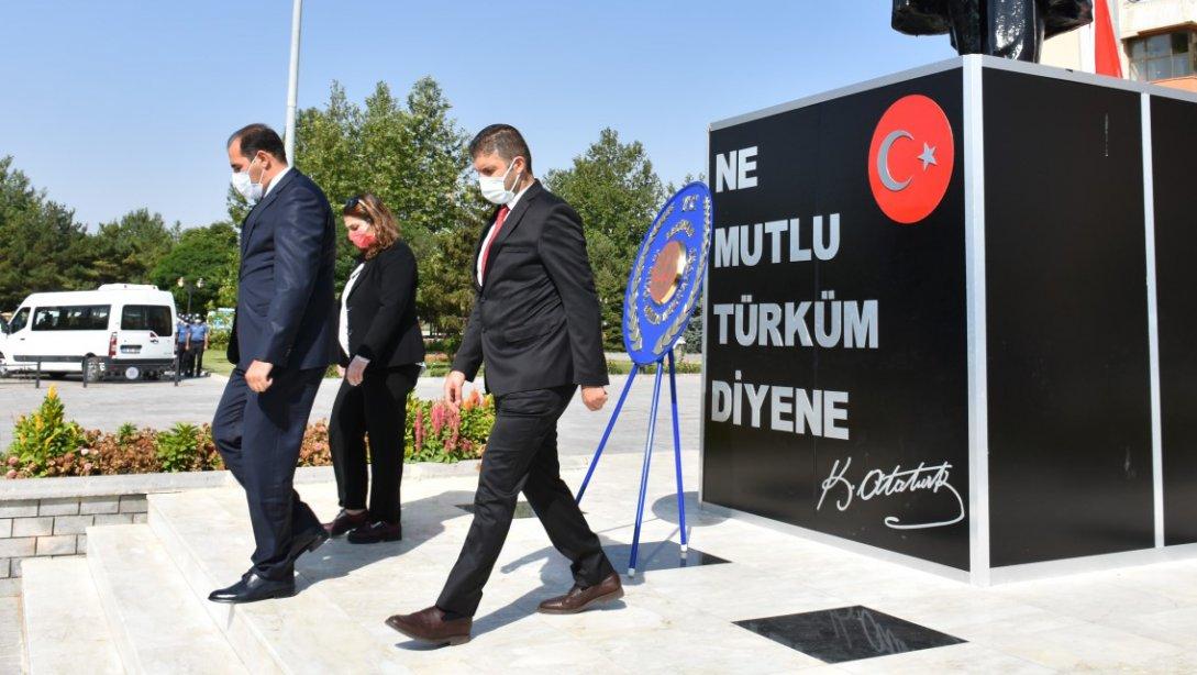 İlköğretim Haftası Münasebeti İle Atatürk Anıtına Çelenk Sunuldu