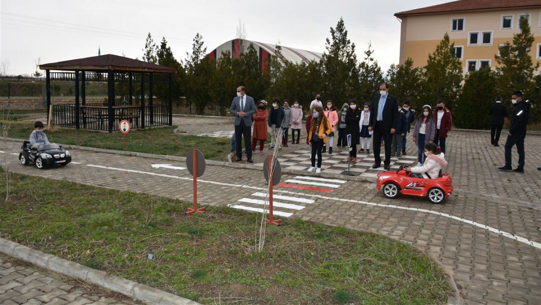 Kavakyolu Paşa İlkokulu Öğrencileri Trafik Eğitimini Uygulamalı Öğreniyorlar