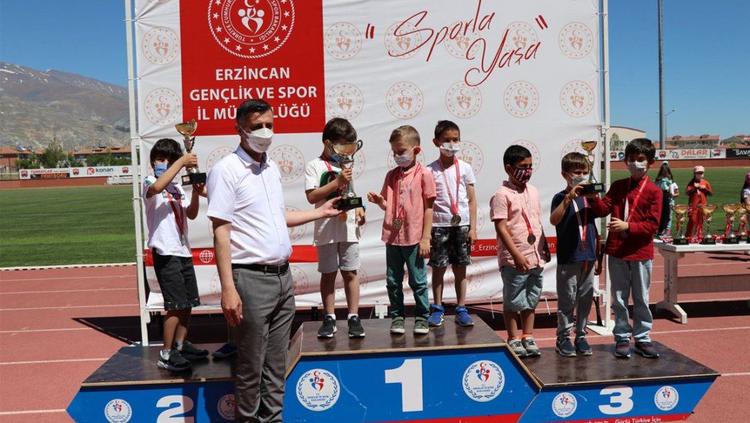 Online Satranç Turnuvasında Dereceye Giren Okullara ve Öğrencilere Madalyaları ve Kupaları Düzenlenen Törenle Verildi