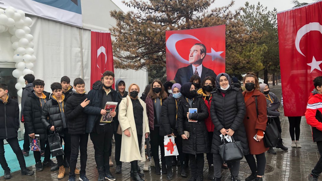 Erzincan'ın Düşman İşgalinden Kurtuluşunun 104. Yılı Etkinlikleri Kapsamında Açılan Kitap Fuarı Misafirlerini  Ağırlamaya Devam Ediyor 
