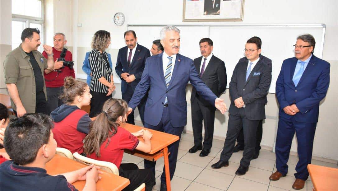 Erzincan Ortaokulu ve Zübeyde Hanım Anaokulunda Öğrencilerimize Karneleri, Belgeleri ve Gelişim Raporları Verildi