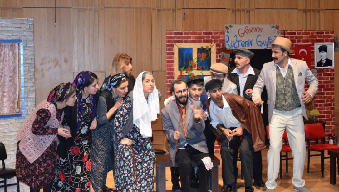 Öğretmen Tiyatro Topluluğu Komşu Köyün Delisi  İsimli Tiyatro Gösterisini Sahneledi