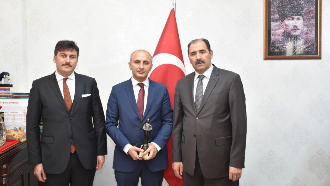 Türk Dili ve Edebiyatı Öğretmeni Veli ÜSTÜN'e Bakanlığımız Tarafından Mansiyon Ödülü verildi