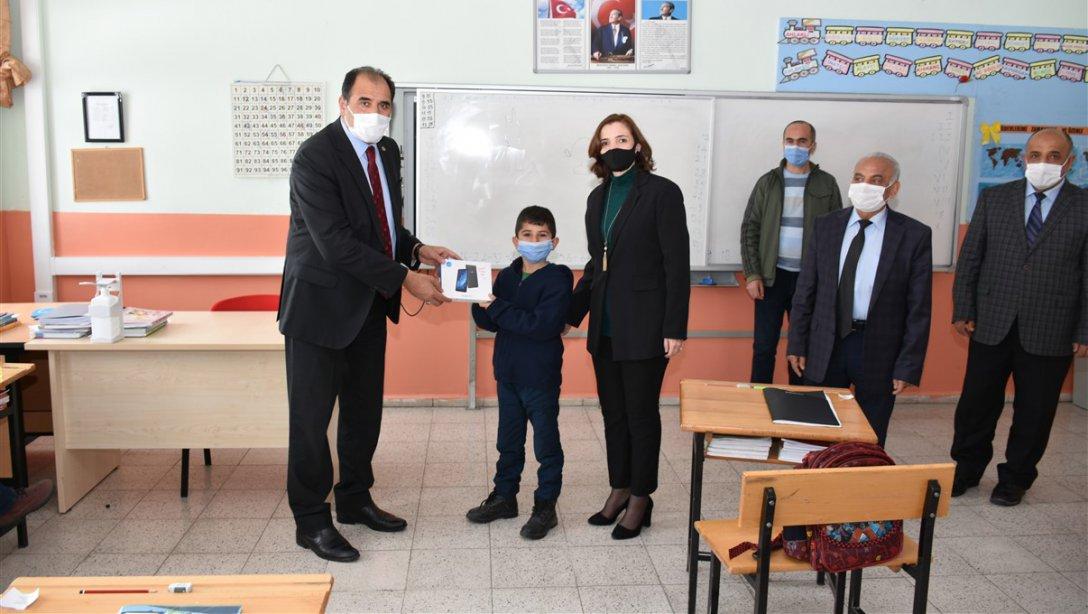 Türkiye Eğitim Gönüllüleri Vakfı Tarafından Öğrencilerimize Tablet Hediye Edildi