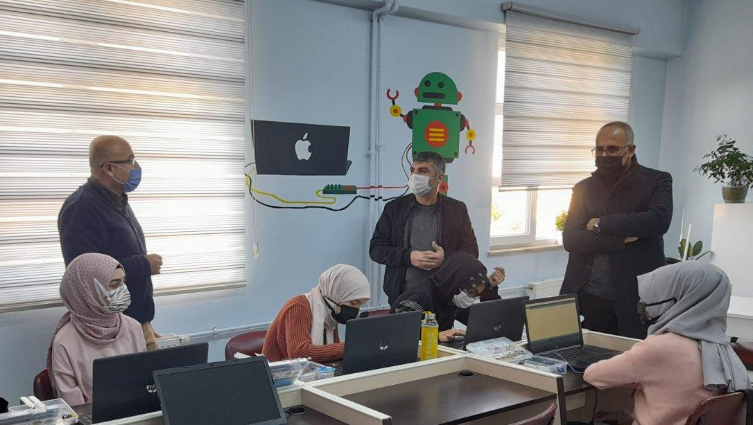 Şube Müdürümüz Hasan Güneş TOBB Binali Yıldırım Kız Anadolu İmam Hatip Lisesinde Düzenlenen Temel Robotik Kodlama Kursunu Ziyaret Etti