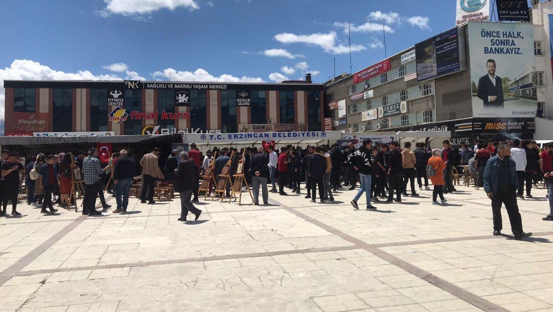 Cumhuriyet Meydanında İhtiyaç Sahibi Öğrenciler İçin Kermes Düzenlendi