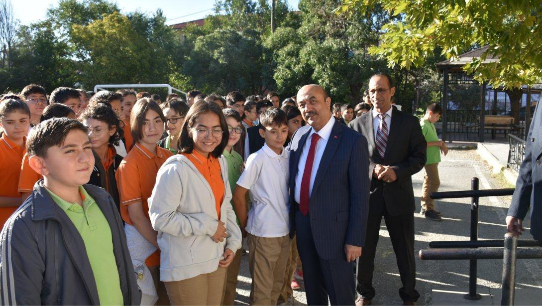İl Millî Eğitim Müdürümüz Hacı Ömer Kartal Mehmetçik Ortaokulunu Ziyaret Etti