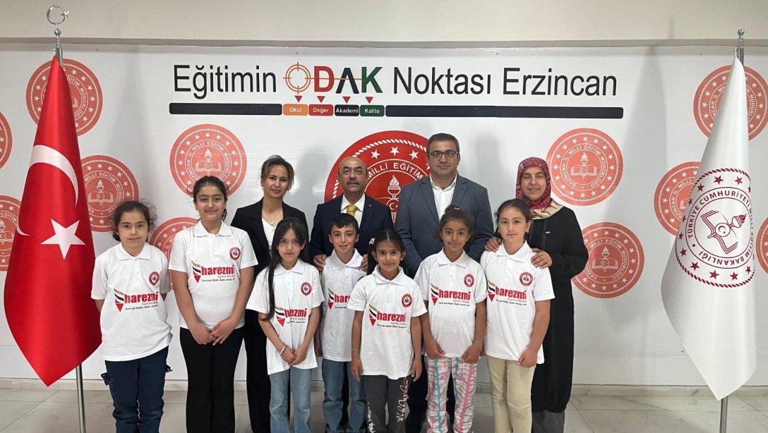 Vali Recep Yazıcıoğlu İlkokulu Öğrencileri, Harezmî Eğitim Modeli Etkinlikleri Kapsamında Millî Eğitim Müdürümüz Sn. Hacı Ömer Kartal'ı Ziyaret Etti