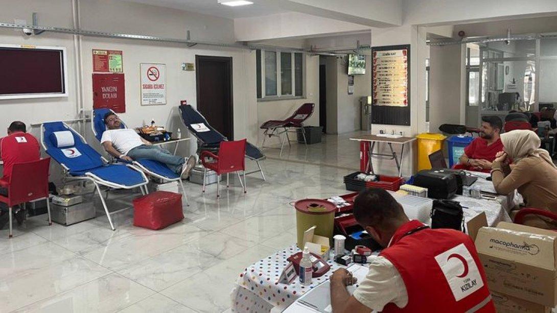  İl Milli Eğitim Müdürlüğümüz Çalışanlarından Kızılay Kan Merkezi'ne Kan Bağışı