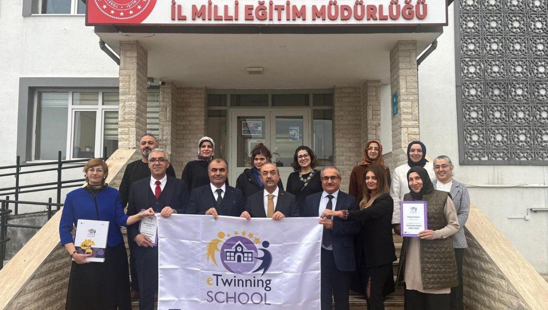 İlimizde eTwinning Okulu Etiketi Almaya Hak Kazanan Okullarımıza Ödülleri, İl Milli Eğitim Müdürümüz Sn.Hacı Ömer Kartal Tarafından Takdim Edildi