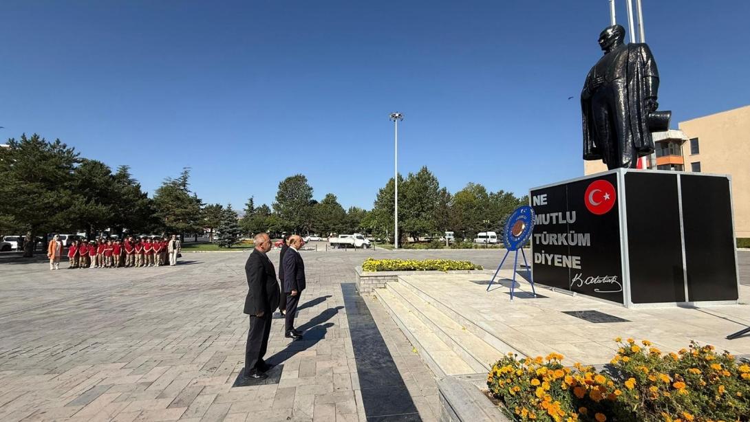 İlköğretim Haftası Etkinlikleri, Atatürk Anıtına Çelenk Konulmasıyla Başladı