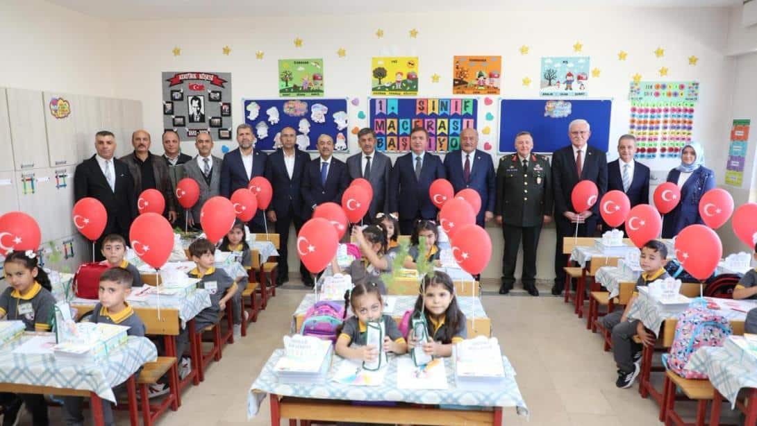 Sayın Valimiz Hamza Aydoğdu, 2025-2026 Eğitim Öğretim Yılı Açılış Programında Öğrencilerimizle Bir Araya Geldi