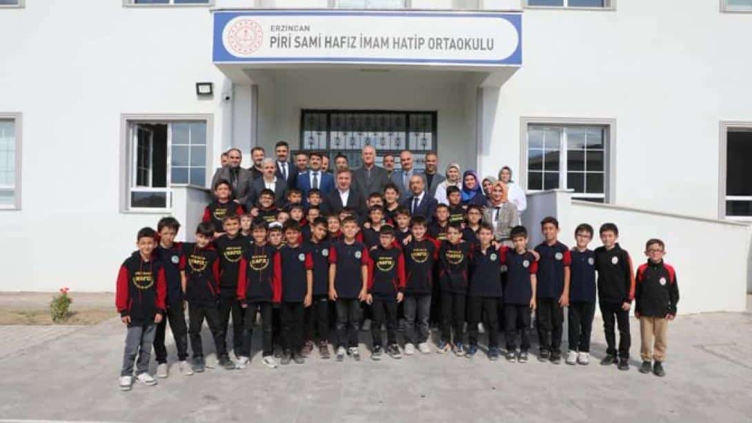  Sayın Valimiz Dr. Hamza Aydoğdu, İl Millî Eğitim Müdürümüz Sayın Hacı Ömer Kartal ile Birlikte Erzincan Piri Sami Hafız İmam Hatip Ortaokulunu Ziyaret Etti